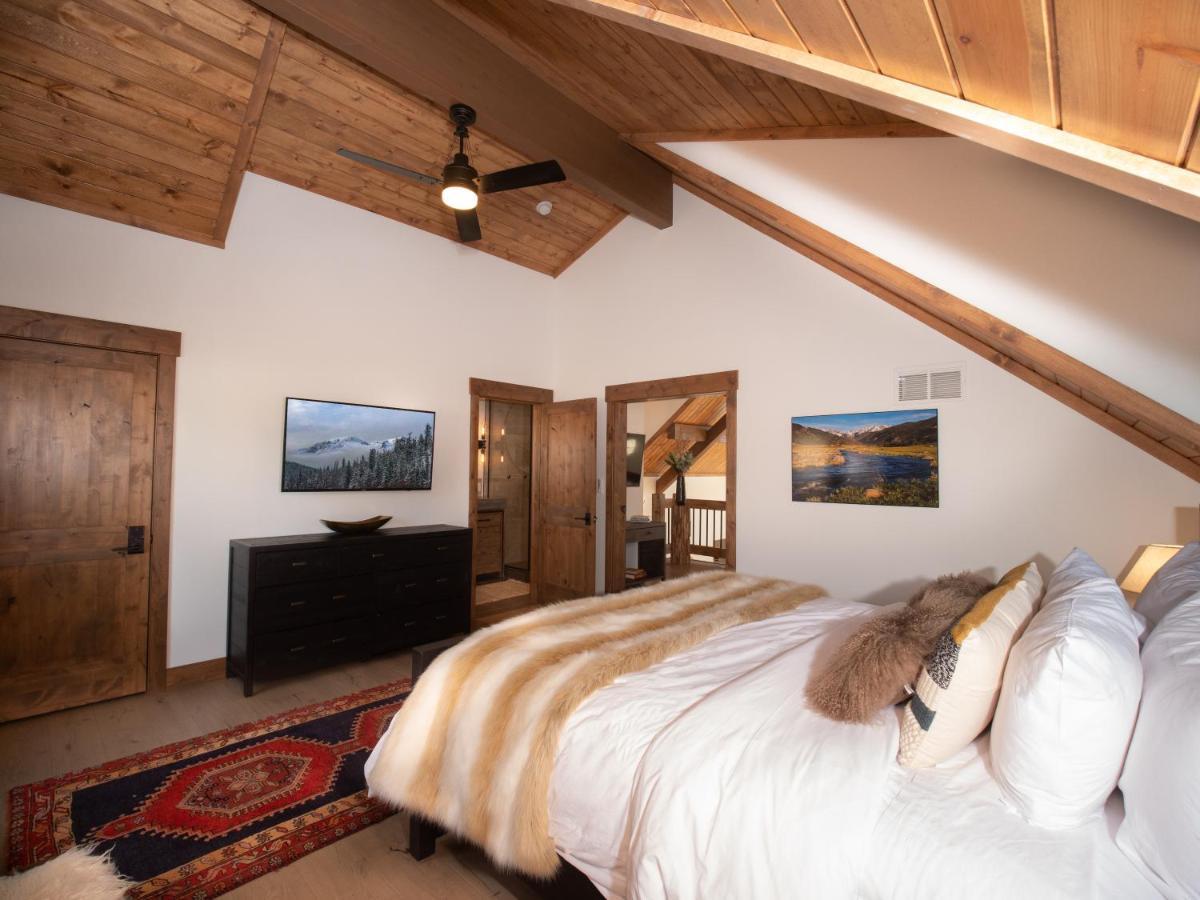 Chic Retreat Indoor Outdoor Fireplace, Private Jacuzzi, Great Location! Estes Park Bagian luar foto