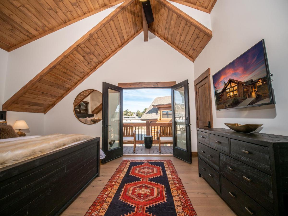 Chic Retreat Indoor Outdoor Fireplace, Private Jacuzzi, Great Location! Estes Park Bagian luar foto